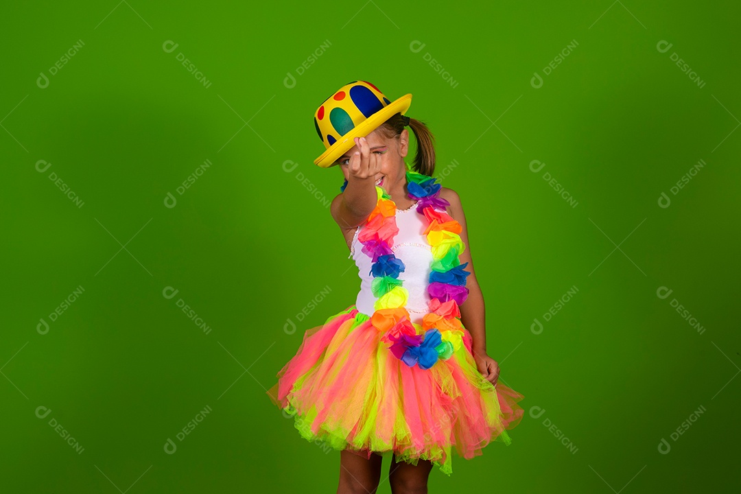 Linda garotinha loira fantasiada para carnaval sobre fundo verde isolado