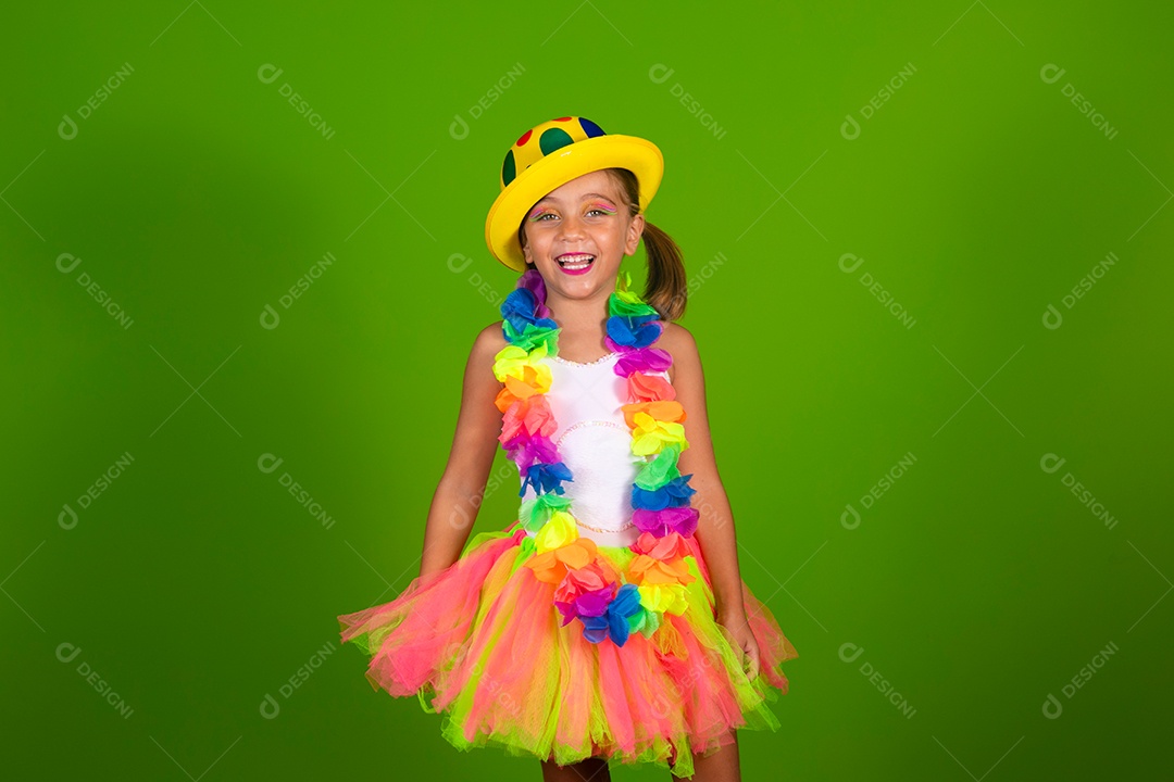 Linda garotinha loira fantasiada para carnaval sobre fundo verde isolado