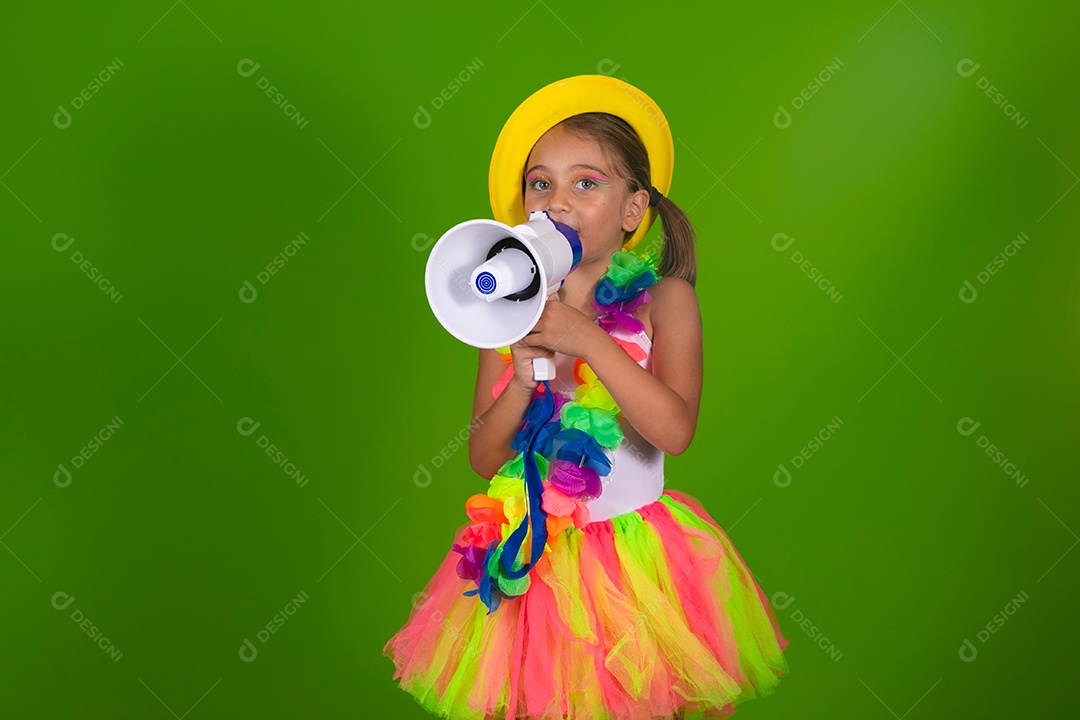 Linda garotinha loira fantasiada para carnaval segurando magafone sobre fundo verde isolado