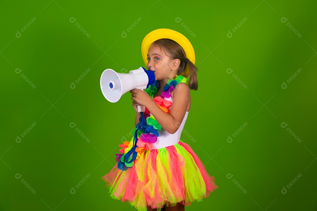 Linda garotinha loira fantasiada para carnaval segurando magafone sobre fundo verde isolado