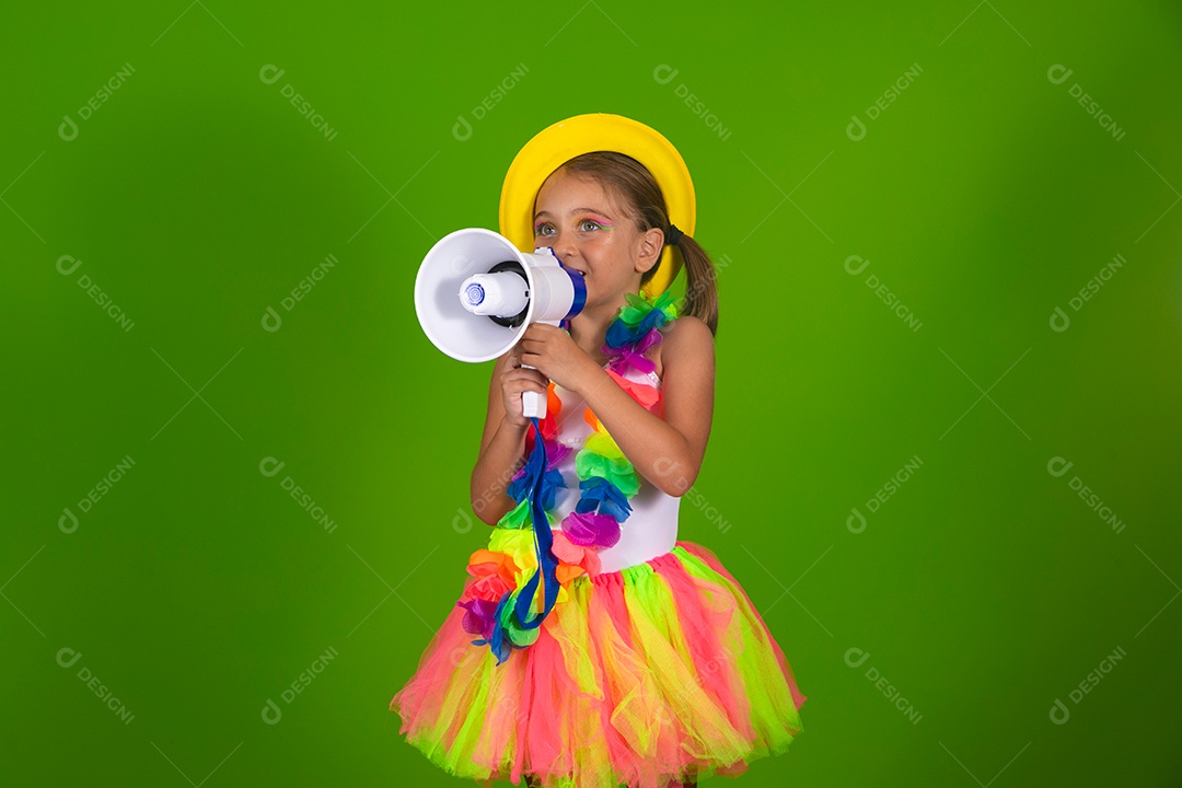 Linda garotinha loira fantasiada para carnaval segurando magafone sobre fundo verde isolado