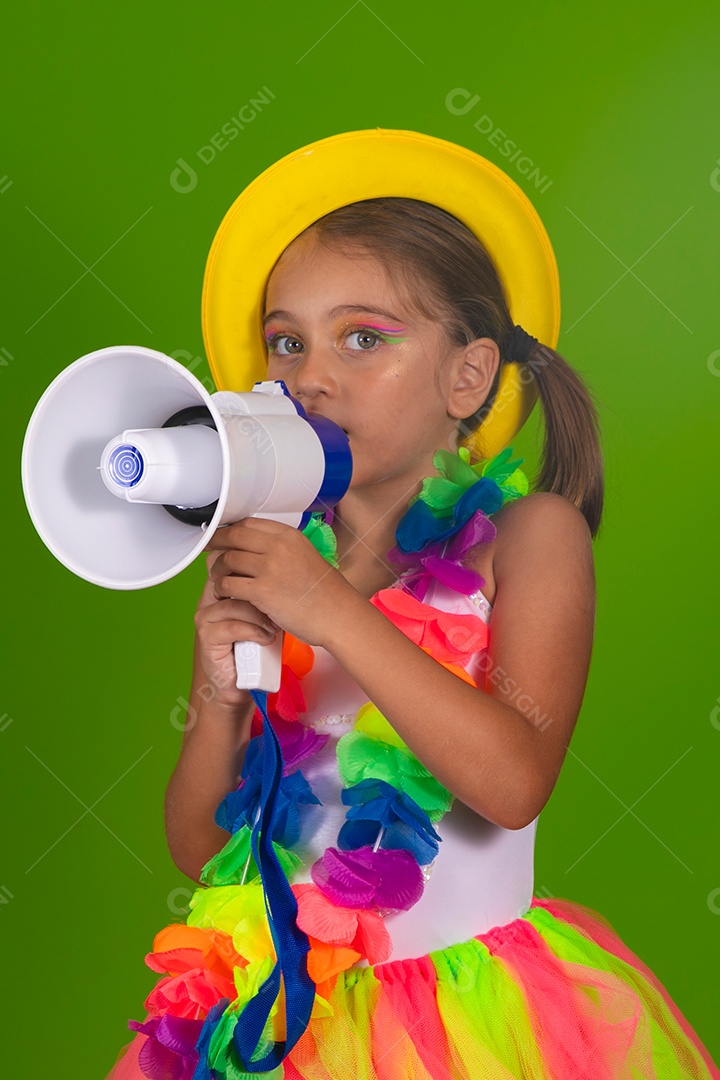 Linda garotinha loira fantasiada para carnaval segurando magafone sobre fundo verde isolado