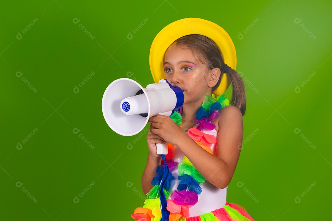 Linda garotinha loira fantasiada para carnaval segurando magafone sobre fundo verde isolado
