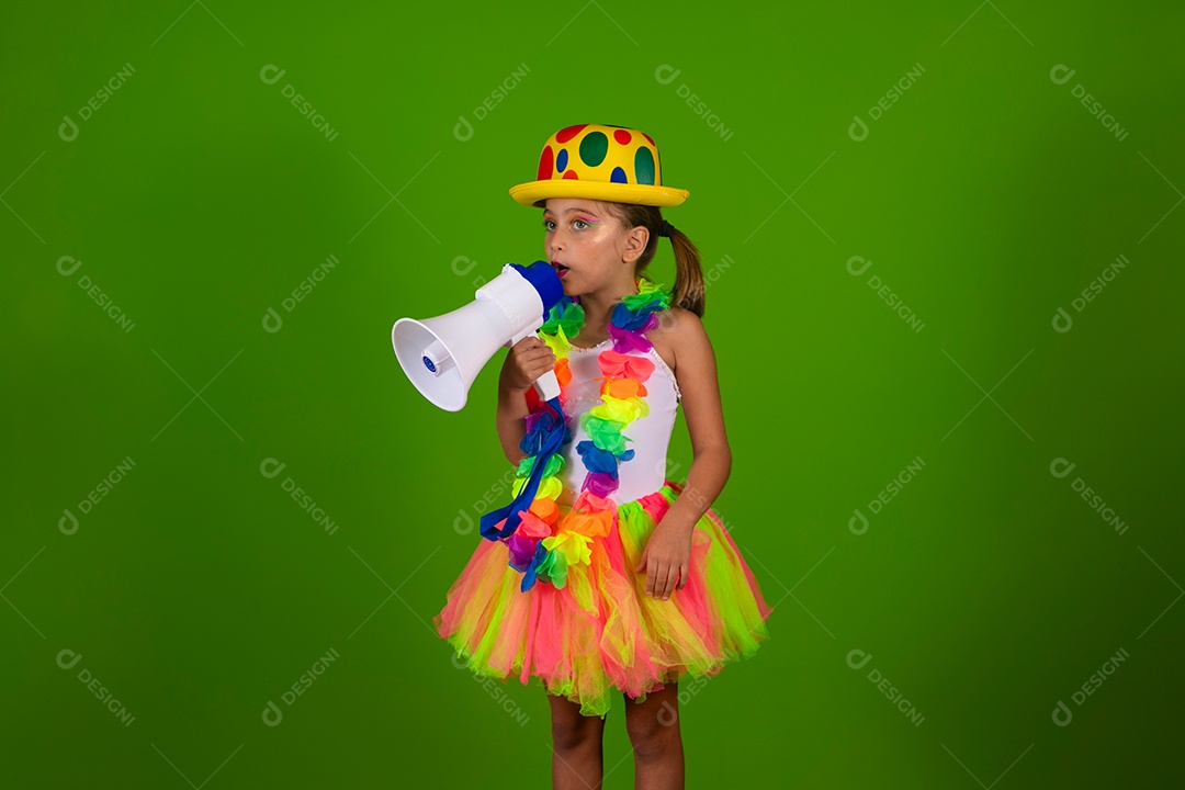 Linda garotinha loira fantasiada para carnaval segurando magafone sobre fundo verde isolado