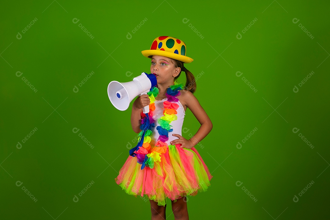 Linda garotinha loira fantasiada para carnaval segurando magafone sobre fundo verde isolado