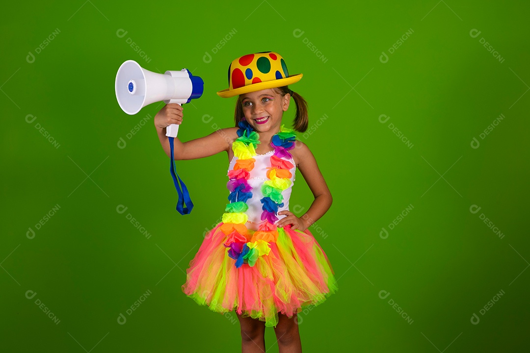 Linda garotinha loira fantasiada para carnaval segurando magafone sobre fundo verde isolado