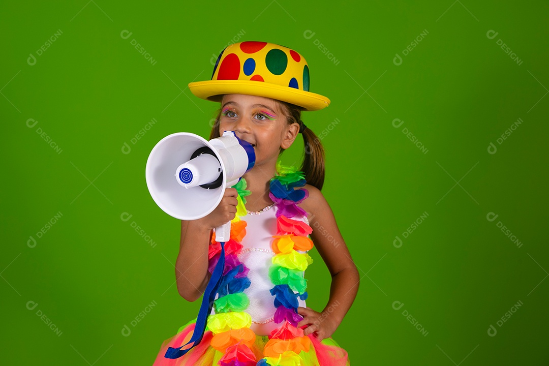 Linda garotinha loira fantasiada para carnaval segurando magafone sobre fundo verde isolado