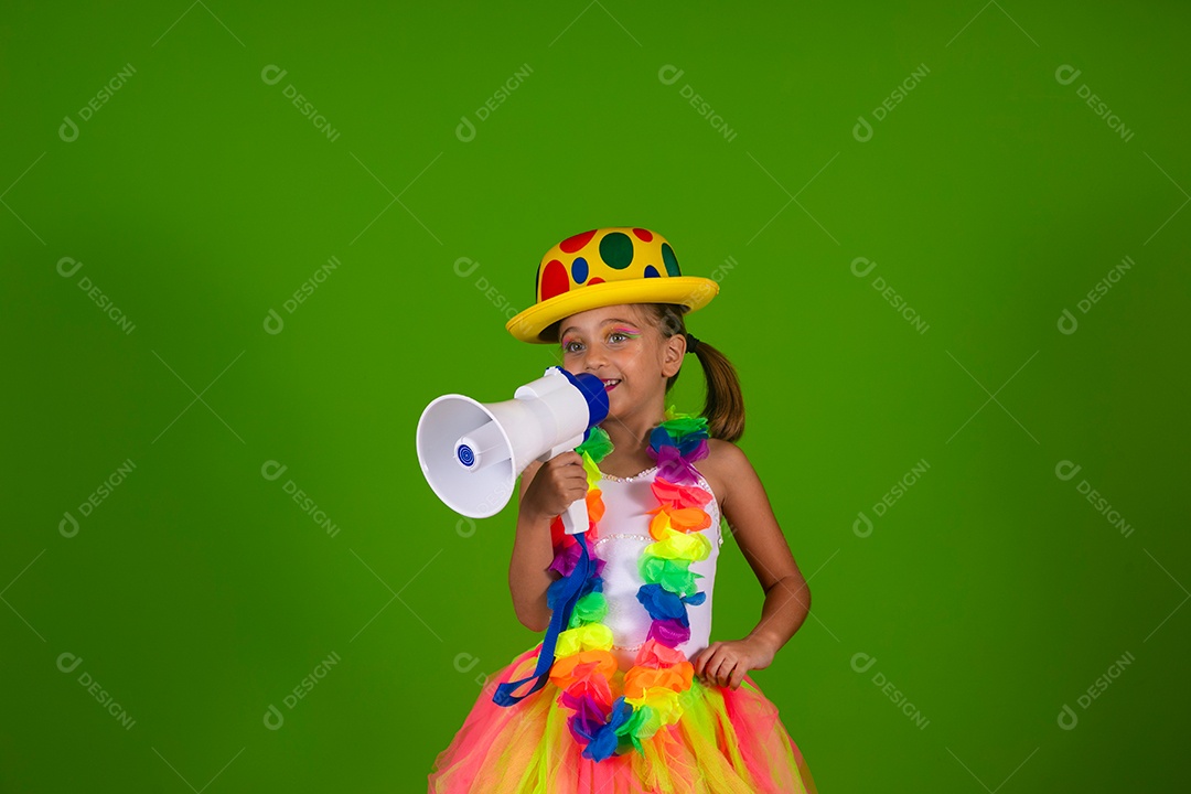 Linda garotinha loira fantasiada para carnaval segurando magafone sobre fundo verde isolado