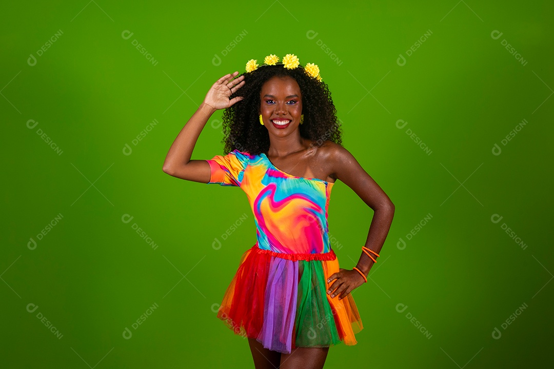 Linda morena sorridente fantasiada para carnaval sobre fundo verde isolado