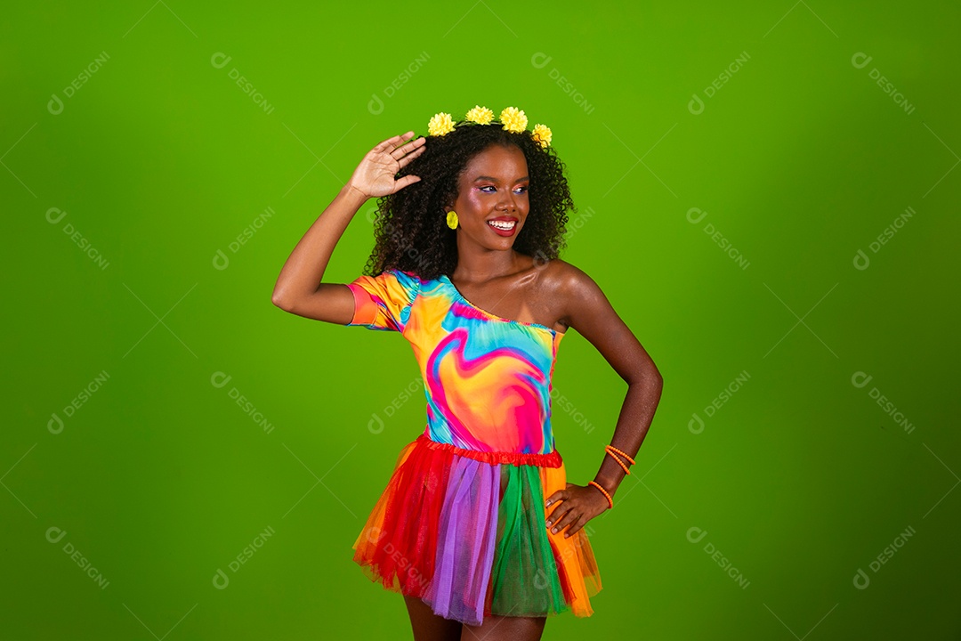 Linda morena sorridente fantasiada para carnaval sobre fundo verde isolado