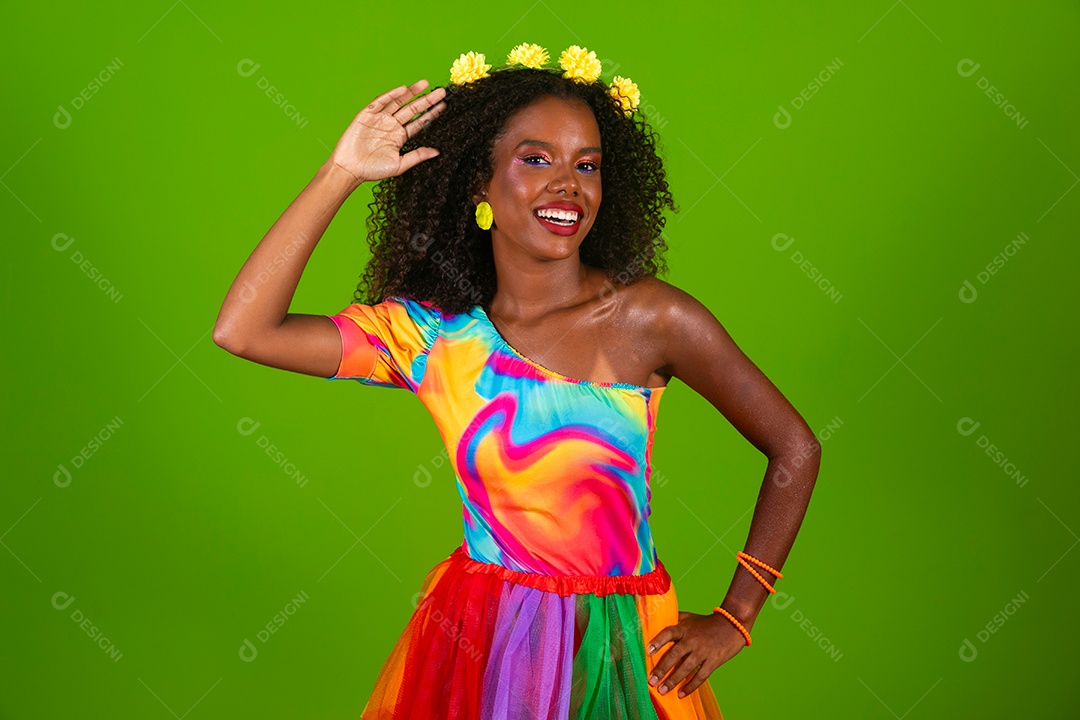 Linda morena sorridente fantasiada para carnaval sobre fundo verde isolado