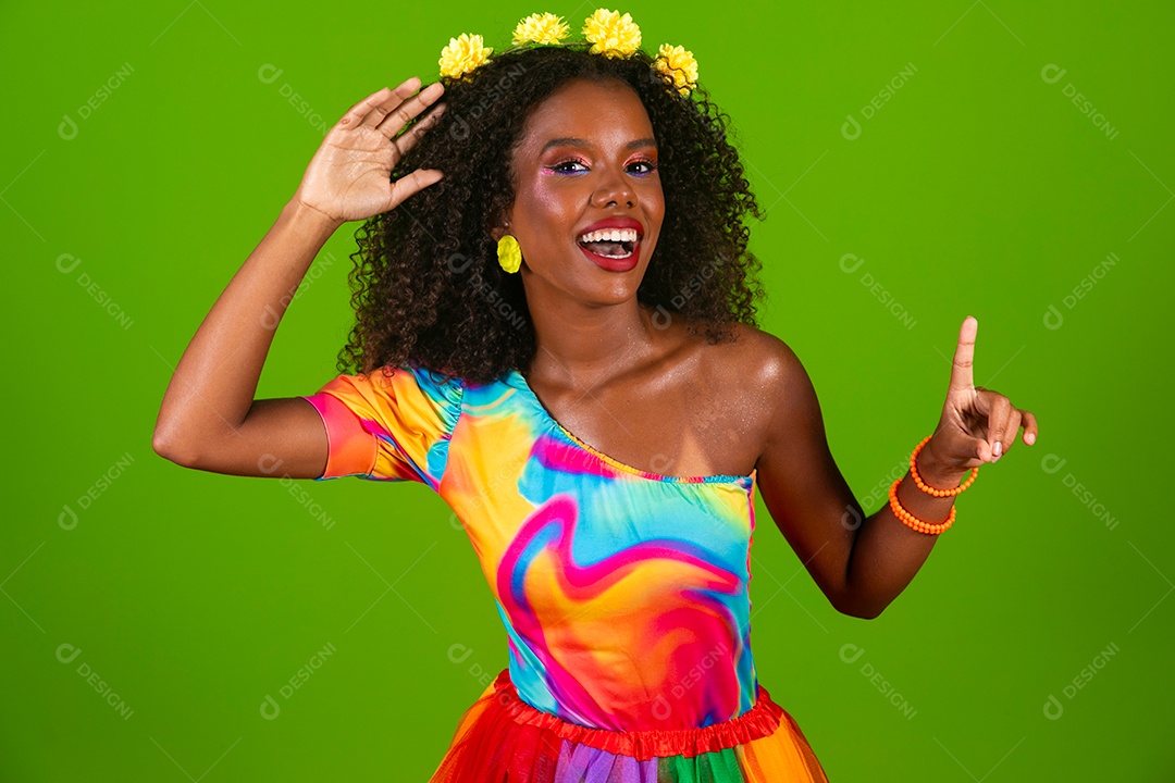 Linda morena sorridente fantasiada para carnaval sobre fundo verde isolado