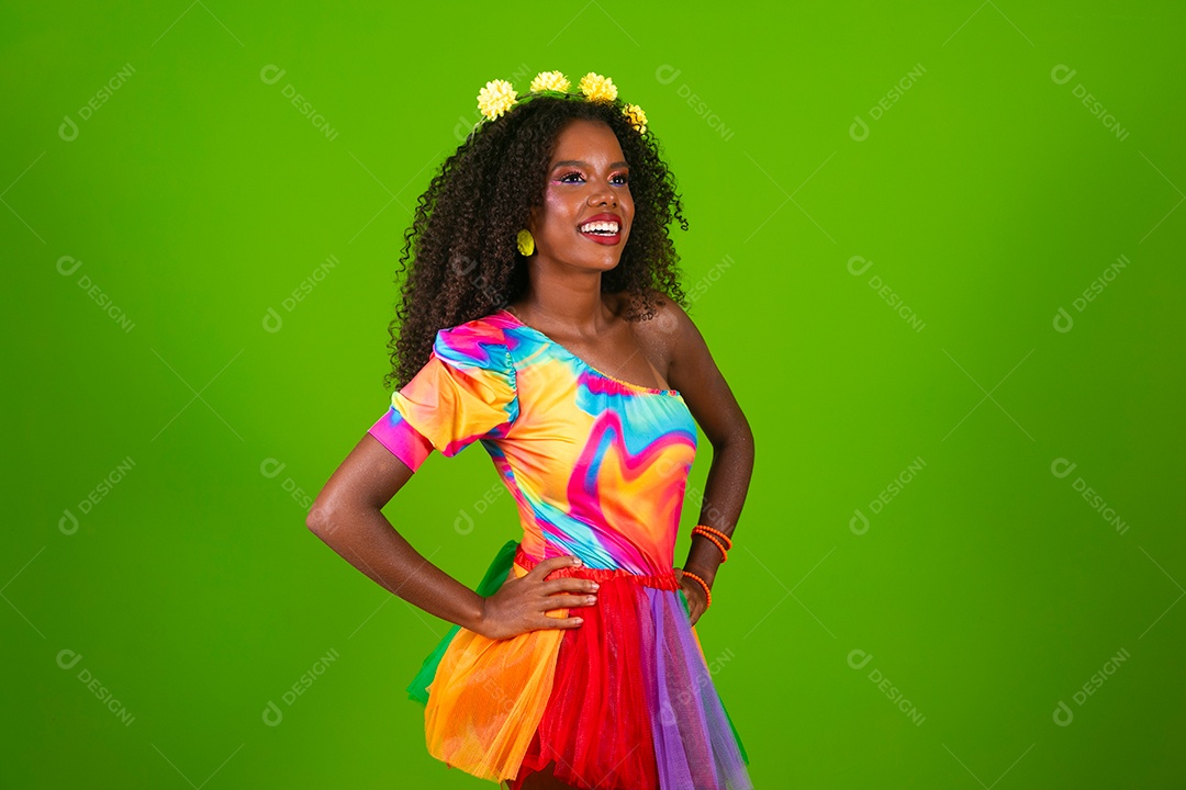 Linda morena sorridente fantasiada para carnaval sobre fundo verde isolado
