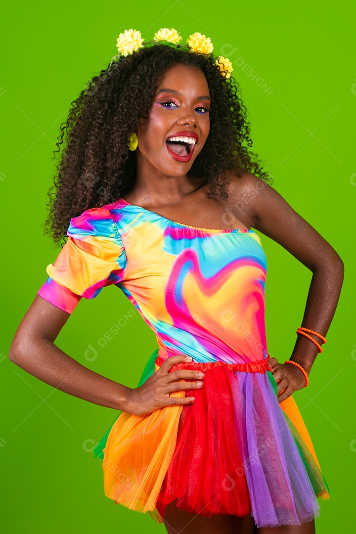 Linda morena sorridente fantasiada para carnaval sobre fundo verde isolado