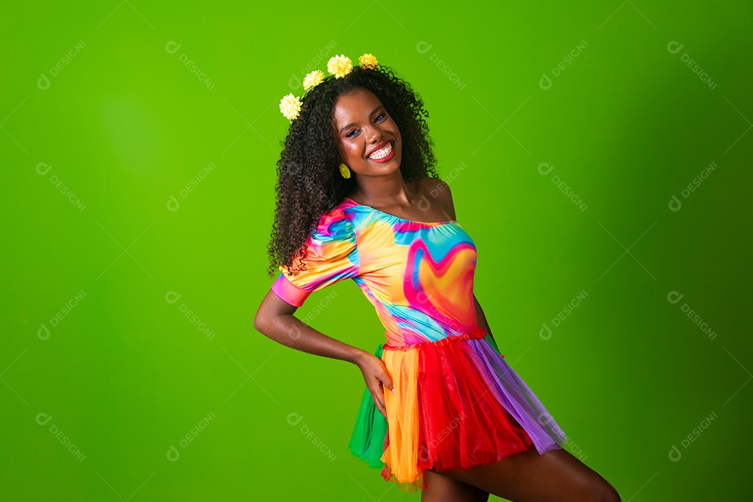 Linda morena sorridente fantasiada para carnaval sobre fundo verde isolado