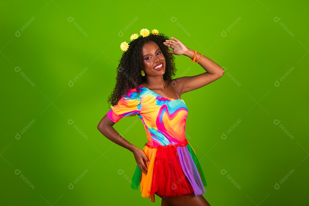 Linda morena sorridente fantasiada para carnaval sobre fundo verde isolado