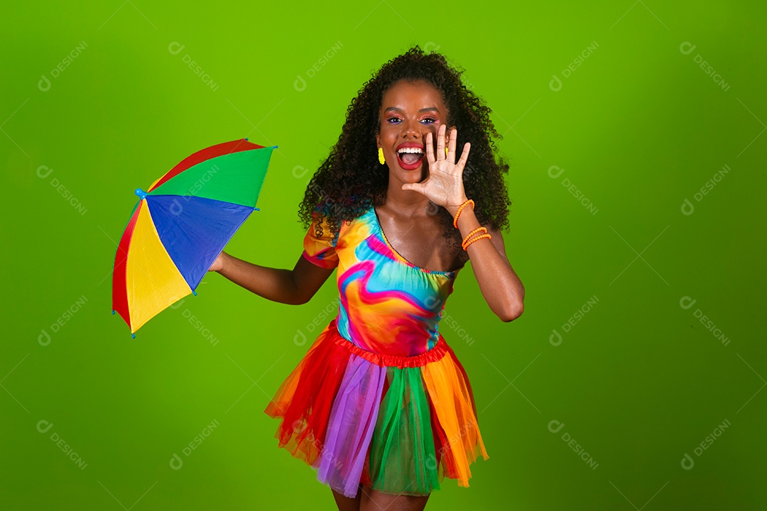 Linda morena fantasiada sorridente segurando guarda-chuva sobre fundo verde isolado