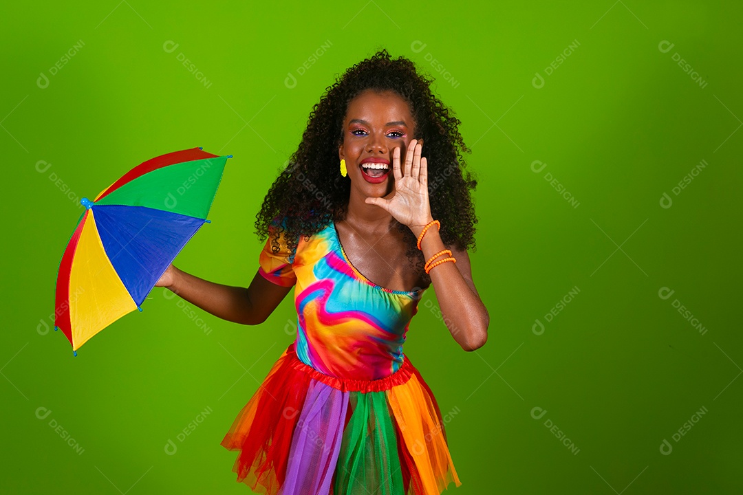 Linda morena fantasiada sorridente segurando guarda-chuva sobre fundo verde isolado