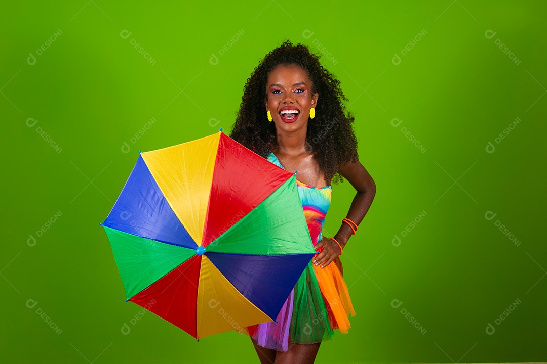 Linda morena fantasiada sorridente segurando guarda-chuva sobre fundo verde isolado