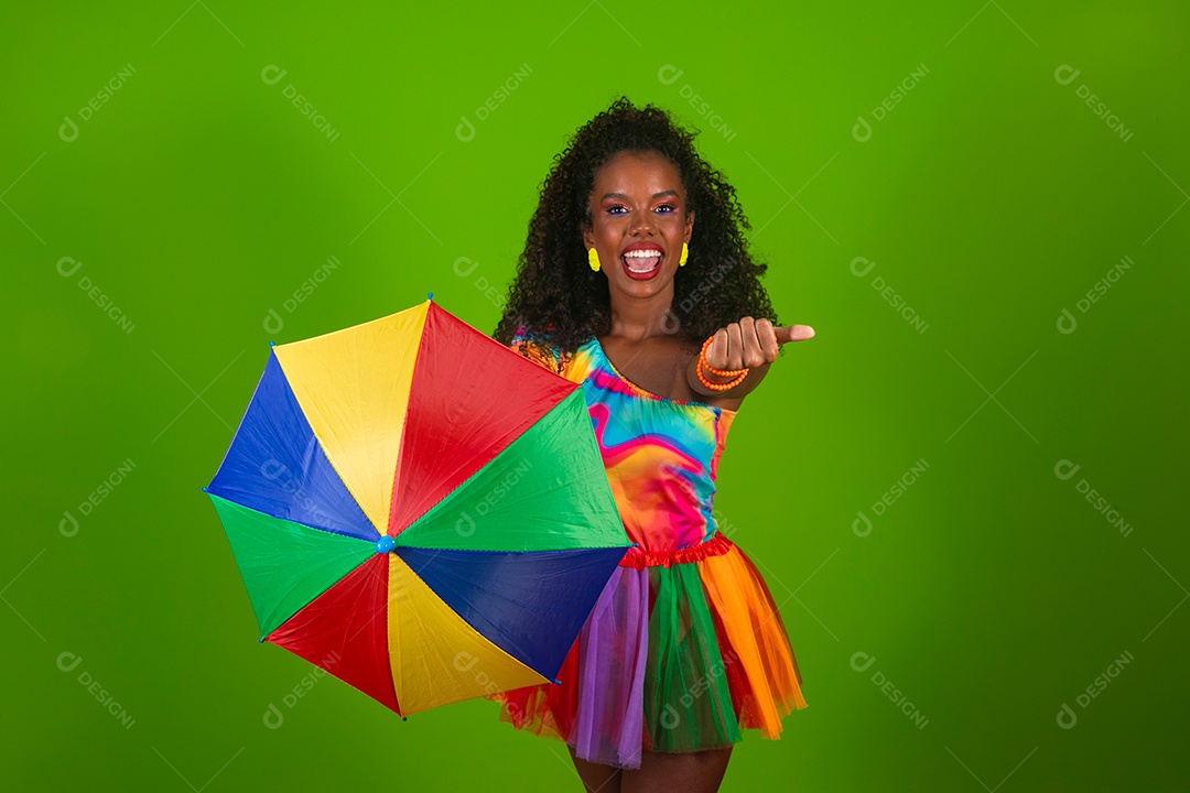 Linda morena fantasiada sorridente segurando guarda-chuva sobre fundo verde isolado