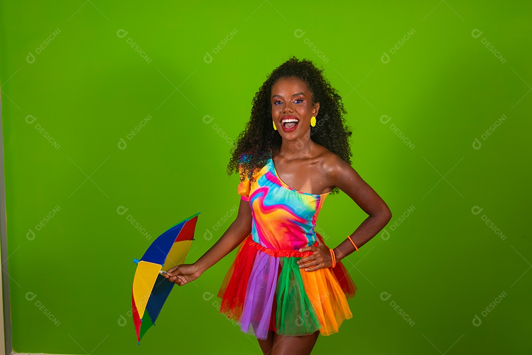 Linda morena fantasiada sorridente segurando guarda-chuva sobre fundo verde isolado