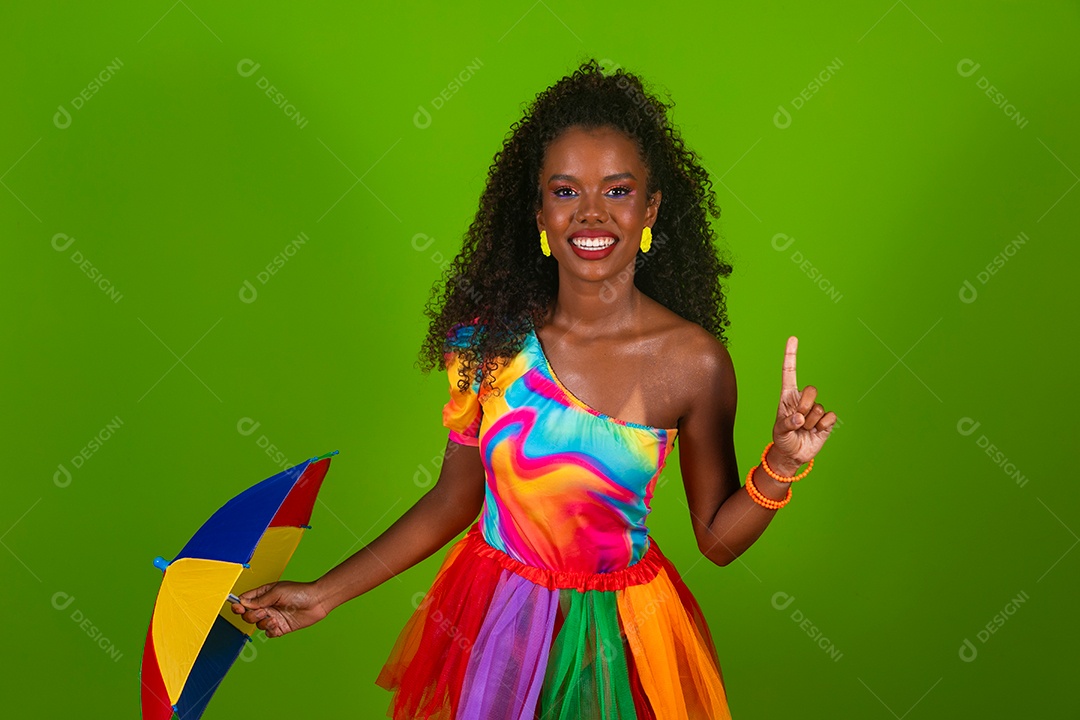 Linda morena fantasiada sorridente segurando guarda-chuva sobre fundo verde isolado