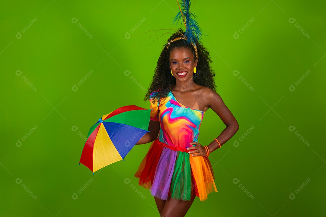 Linda morena fantasiada sorridente segurando guarda-chuva sobre fundo verde isolado