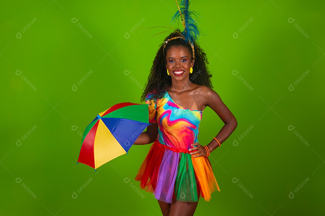 Linda morena fantasiada sorridente segurando guarda-chuva sobre fundo verde isolado