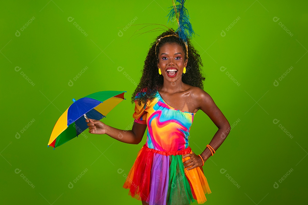 Linda morena fantasiada sorridente segurando guarda-chuva sobre fundo verde isolado