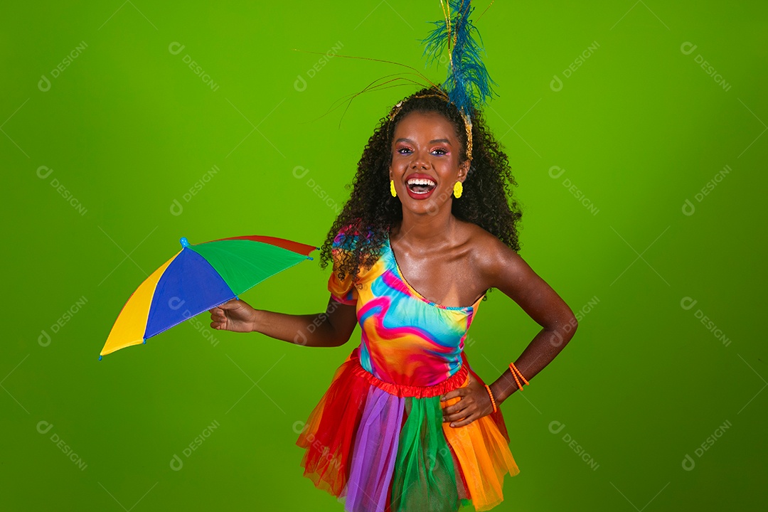 Linda morena fantasiada sorridente segurando guarda-chuva sobre fundo verde isolado