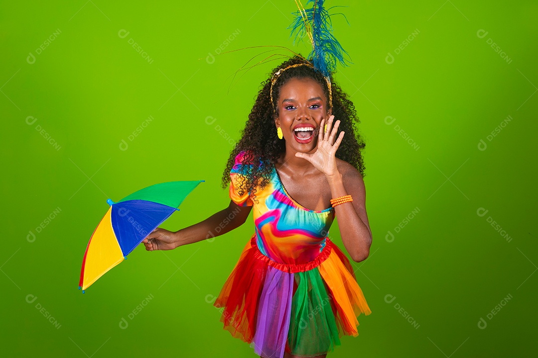 Linda morena fantasiada sorridente segurando guarda-chuva sobre fundo verde isolado