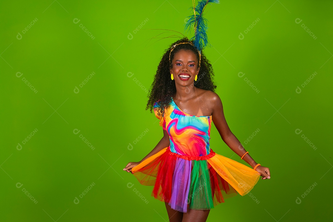 Linda morena fantasiada sorridente sobre fundo verde isolado