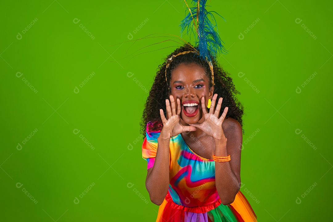 Linda morena fantasiada sorridente sobre fundo verde isolado