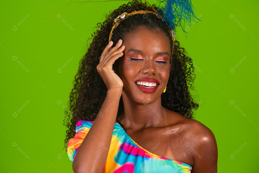 Linda morena fantasiada sorridente sobre fundo verde isolado