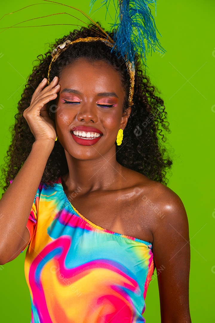 Linda morena fantasiada sorridente sobre fundo verde isolado