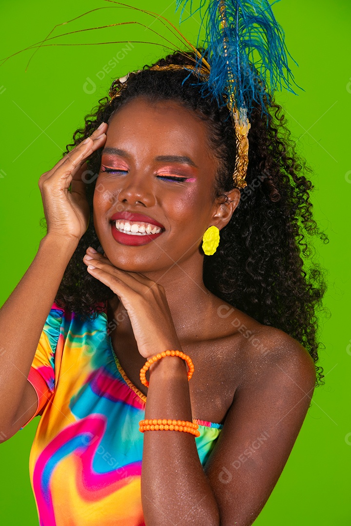 Linda morena fantasiada sorridente sobre fundo verde isolado