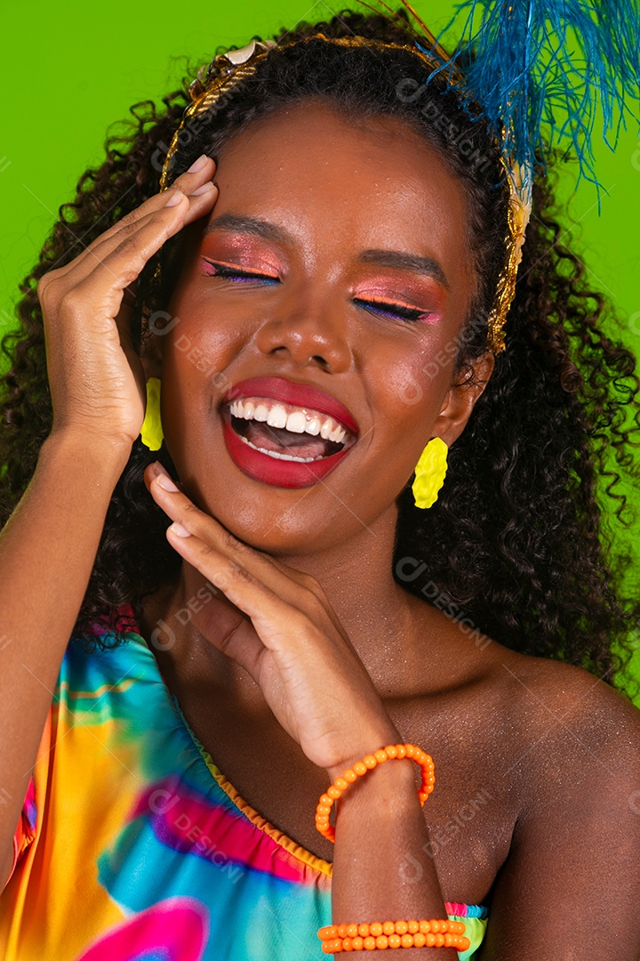 Linda morena fantasiada sorridente sobre fundo verde isolado