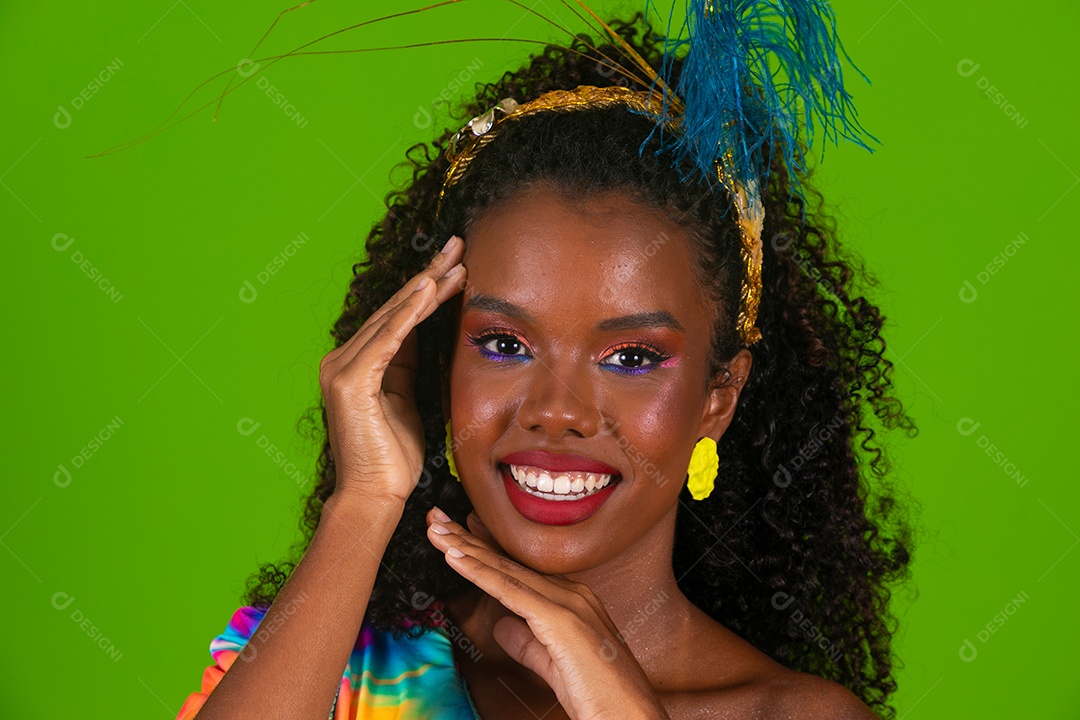 Linda morena fantasiada sorridente sobre fundo verde isolado