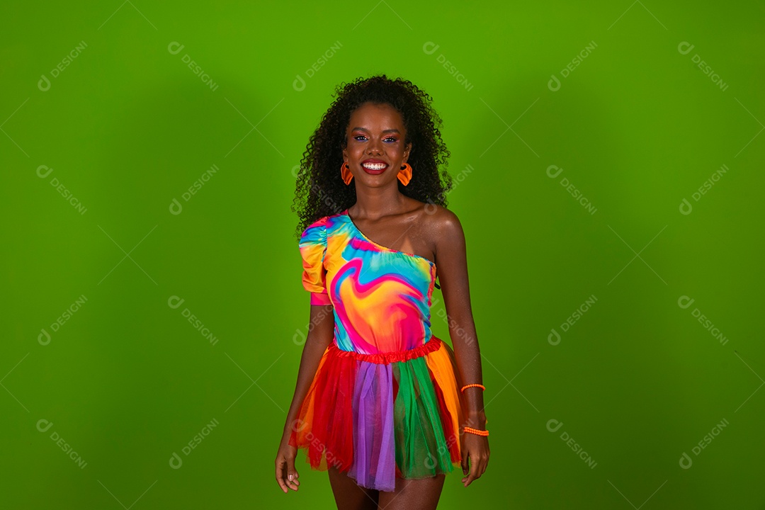 Linda morena fantasiada sorridente sobre fundo verde isolado