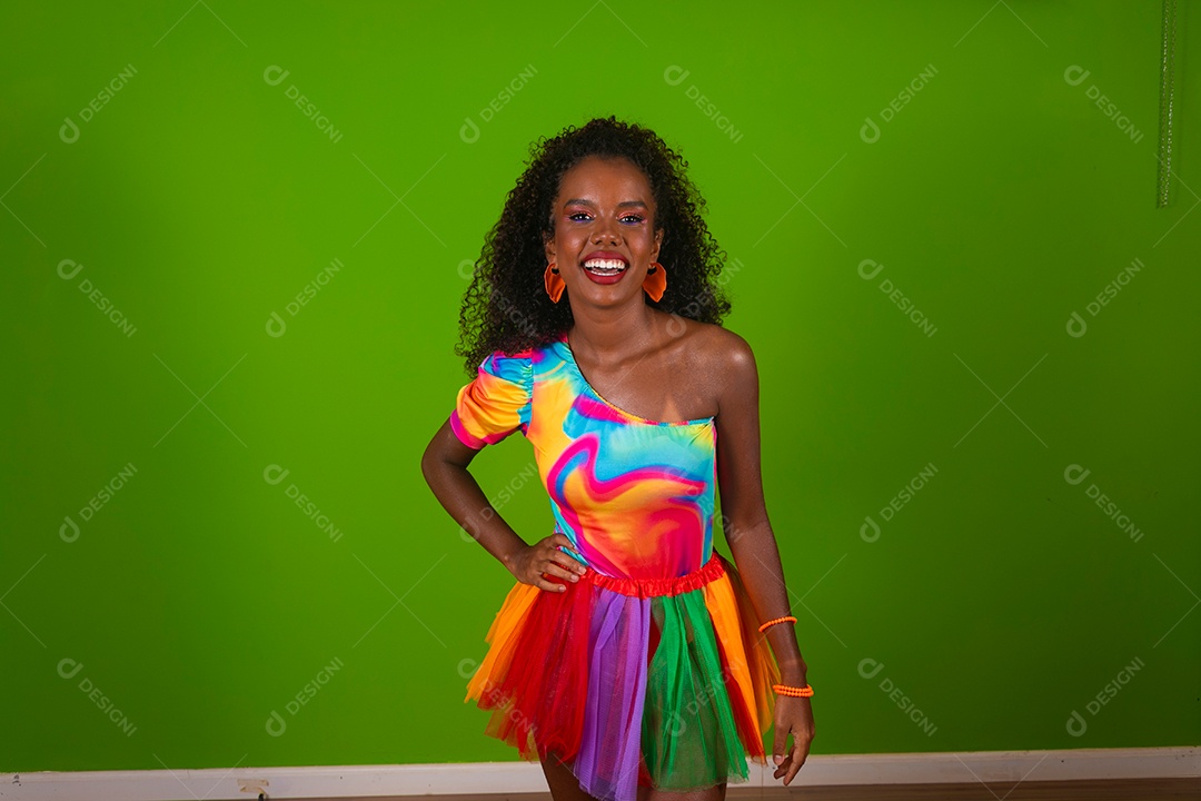 Linda morena fantasiada sorridente sobre fundo verde isolado