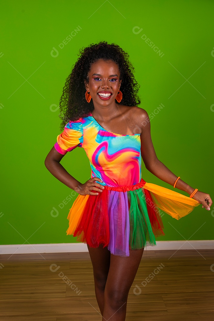 Linda morena fantasiada sorridente sobre fundo verde isolado