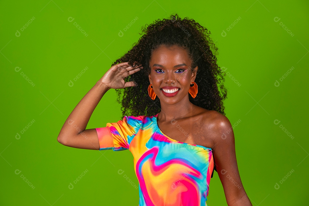 Linda morena sorridente com roupas colorida sobre fundo verde isolado