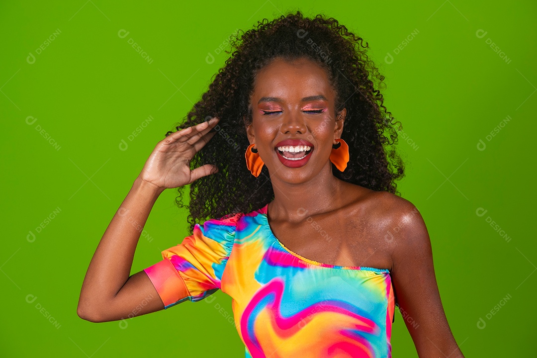 Linda morena sorridente com roupas colorida sobre fundo verde isolado