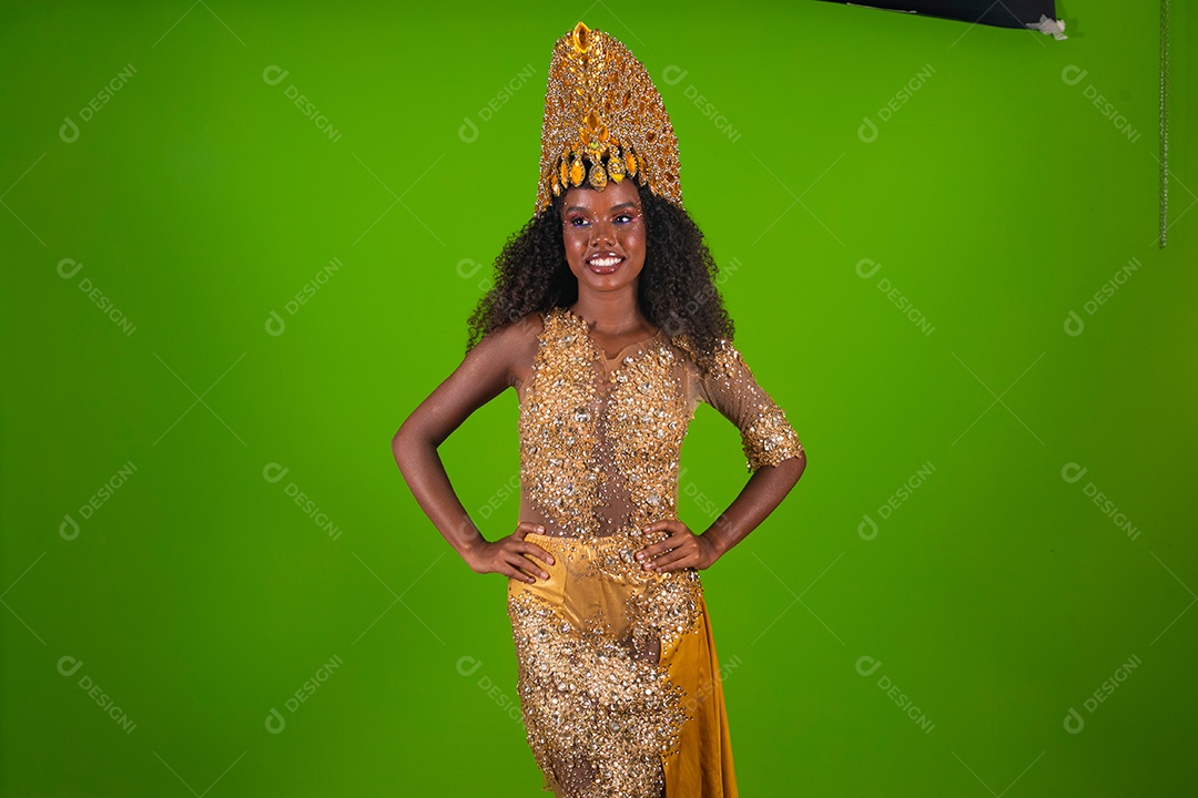 Linda morena fantasiada sorridente sobre fundo verde isolado