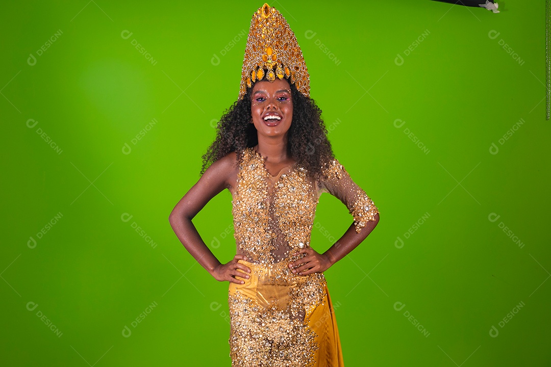 Linda morena fantasiada sorridente sobre fundo verde isolado