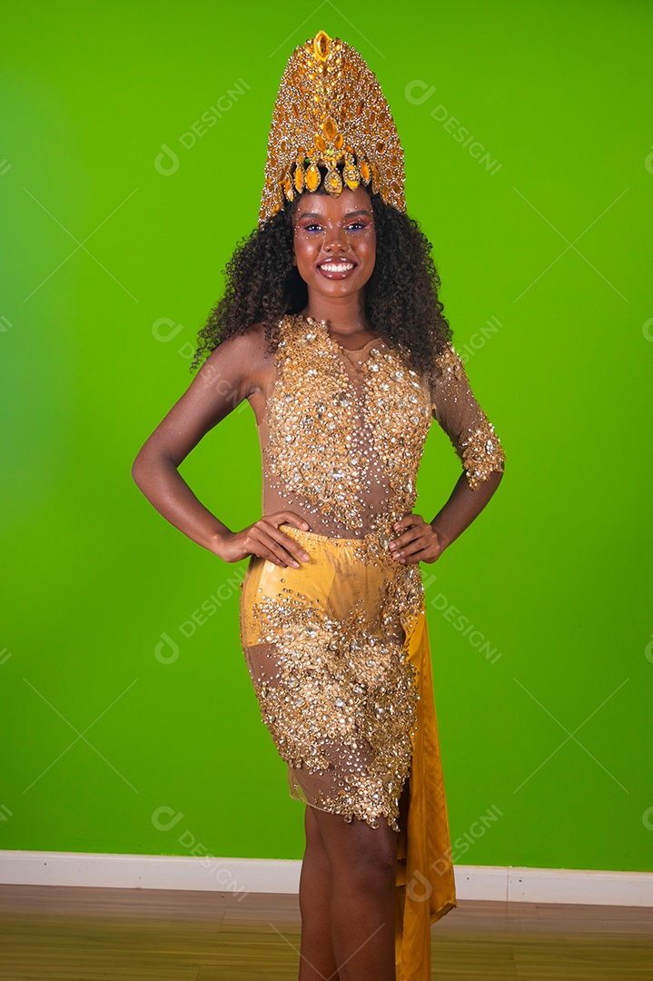 Linda morena fantasiada sorridente sobre fundo verde isolado