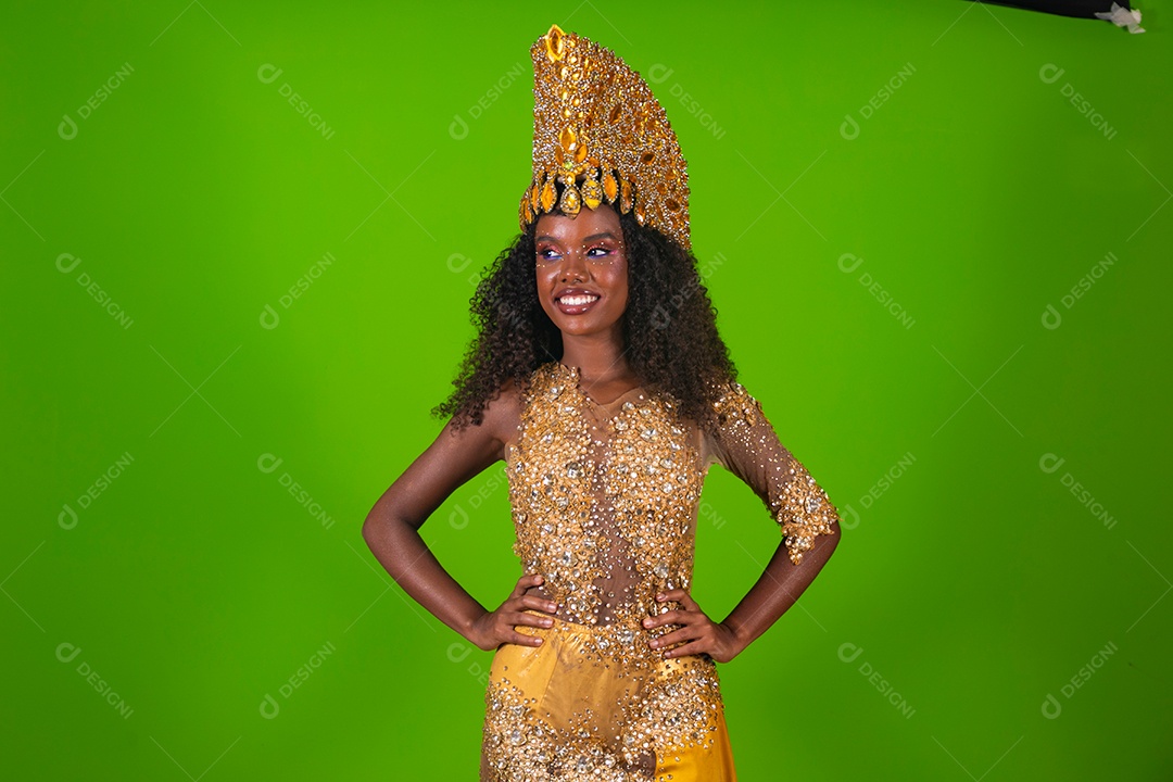 Linda morena fantasiada sorridente sobre fundo verde isolado