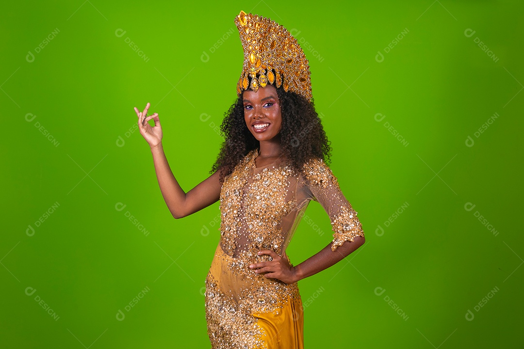 Linda morena fantasiada sorridente sobre fundo verde isolado