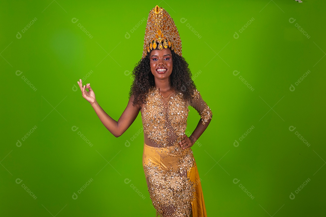 Linda morena fantasiada sorridente sobre fundo verde isolado