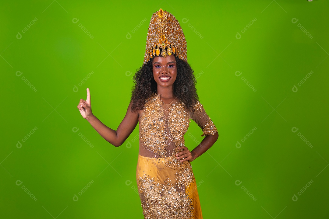 Linda morena fantasiada sorridente sobre fundo verde isolado